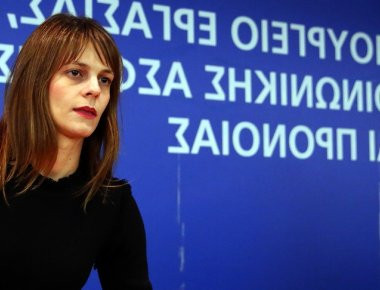 Έφη Αχτσιόγλου: «Περίπου το 32% του πληθυσμού καλύπτει το κοινωνικό μέρισμα»